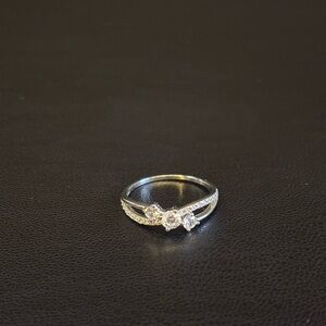 NWOT 925 Sterling Silver Elegant Ring with Clear Stones